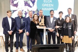 M. Baris Isik et Mme Baray Isik d'Isik Landscape Global (au milieu) sont les fiers gagnants du ELCA GREEN AWARD 2023 pour les cours d'école végétalisées.